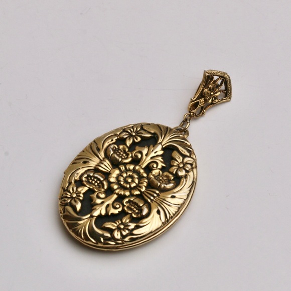 Jewelry - Vintage photo locker/pendent